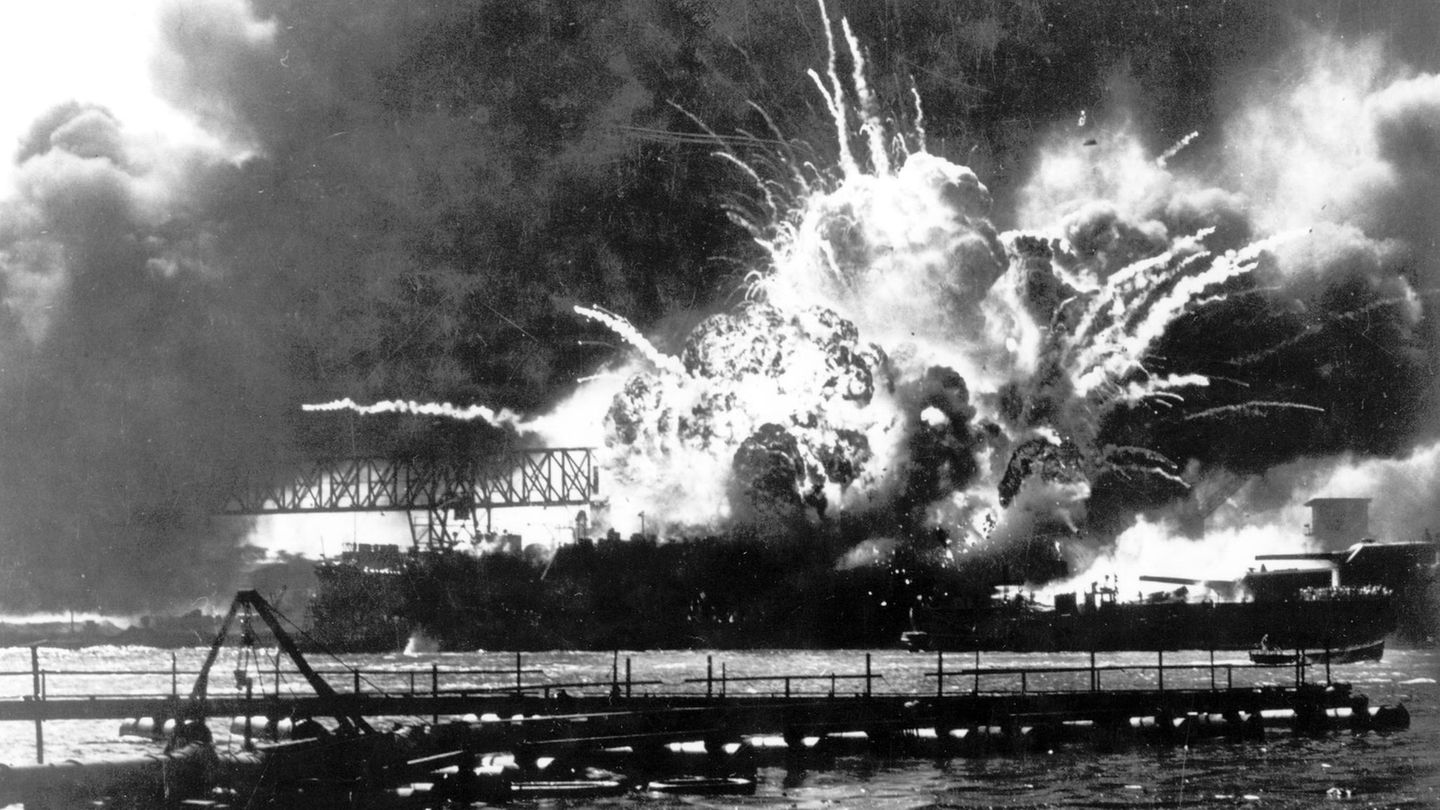 Eine gewaltige Explosion zerreißt den Zerstörer "USS Shaw"