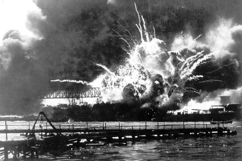 Eine gewaltige Explosion zerreißt den Zerstörer "USS Shaw"