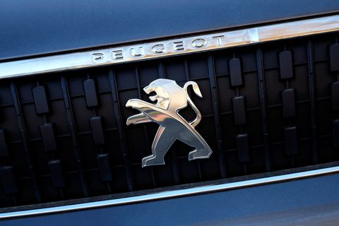 Ein Peugeot-Logo auf einem Auto