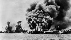 Drei von japanischen Bomben getroffene Schlachtschiffe