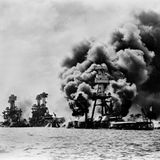 Drei von japanischen Bomben getroffene Schlachtschiffe