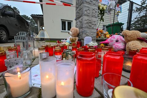 Viele Kerzen brennen vor auf einem Gehweg vor einem Einfamilienhaus in einem Ortsteil der Stadt Königs Wusterhausen