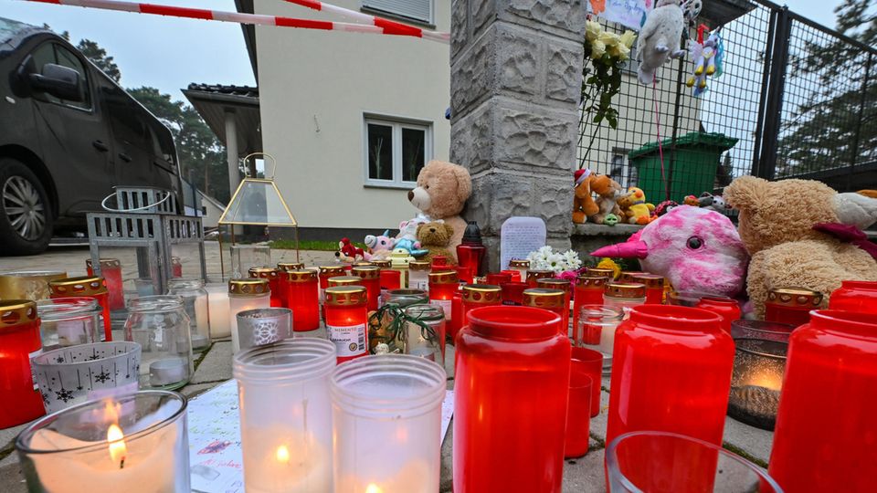 Viele Kerzen brennen vor auf einem Gehweg vor einem Einfamilienhaus in einem Ortsteil der Stadt Königs Wusterhausen