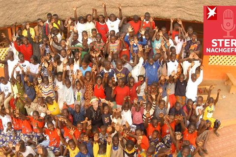 Katrin Rohde inmitten zahlreicher Kinder, die sie in Burkina Faso mit ihrem , Gründerin des Hilfsvereins AMPO International e.V. unterstützt