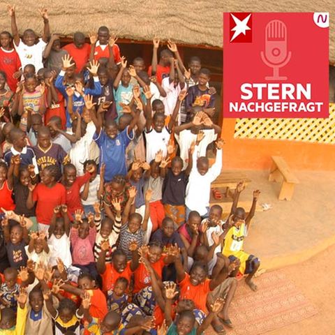 Katrin Rohde inmitten zahlreicher Kinder, die sie in Burkina Faso mit ihrem , Gründerin des Hilfsvereins AMPO International e.V. unterstützt