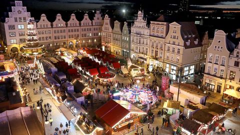 Weihnachtsmarkt Rostock bei Nacht.