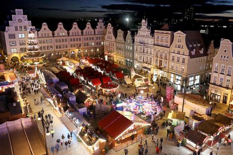 Weihnachtsmarkt Rostock bei Nacht.