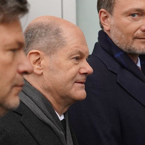 Habeck, Scholz und Lindner bei der Unterzeichnung des Koalitionsvertrages