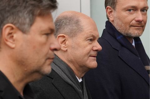 Habeck, Scholz und Lindner bei der Unterzeichnung des Koalitionsvertrages