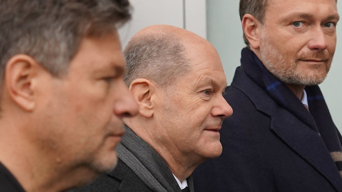 Habeck, Scholz und Lindner bei der Unterzeichnung des Koalitionsvertrages