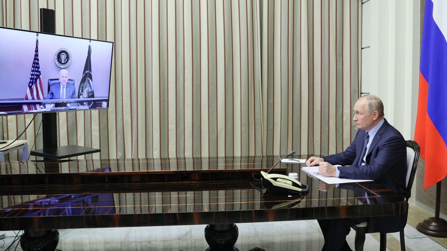 Biden threatens Putin with consequences in the Ukraine crisis