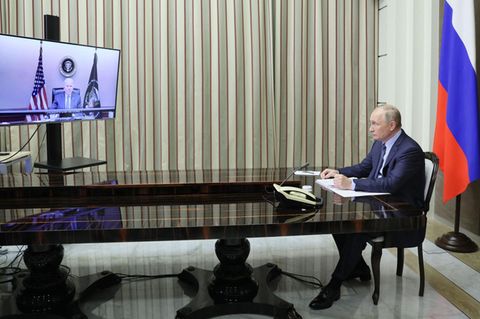 Wladimir Putin und Joe Biden im im Gespräch per Videoschalte