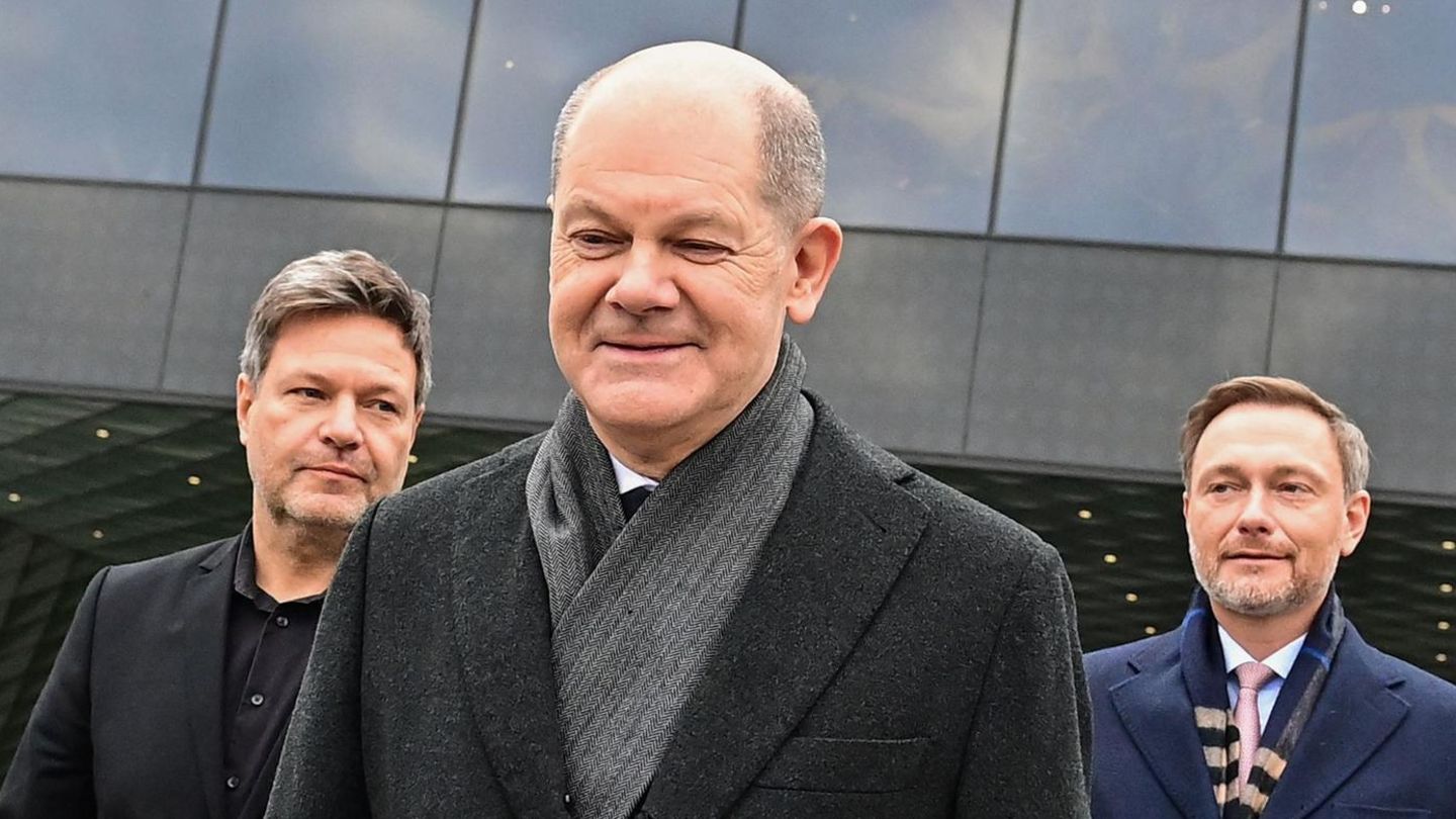 Olaf Scholz, Robert Habeck und Christian Lindner verlassen nach der Unterzeichnung des Koalitionsvertrages
