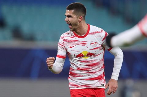 Andre Silva feiert sein Tor zum 2:0 gegen das große Manchester City