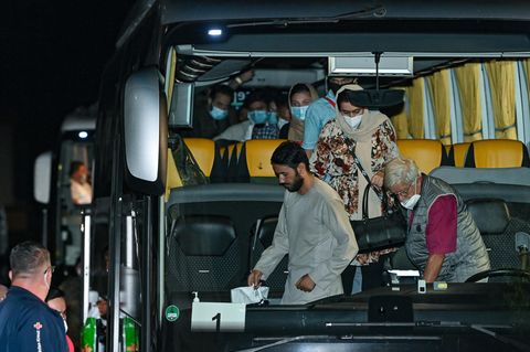 Ortskräfte aus Afghanistan steigen aus einem Bus aus