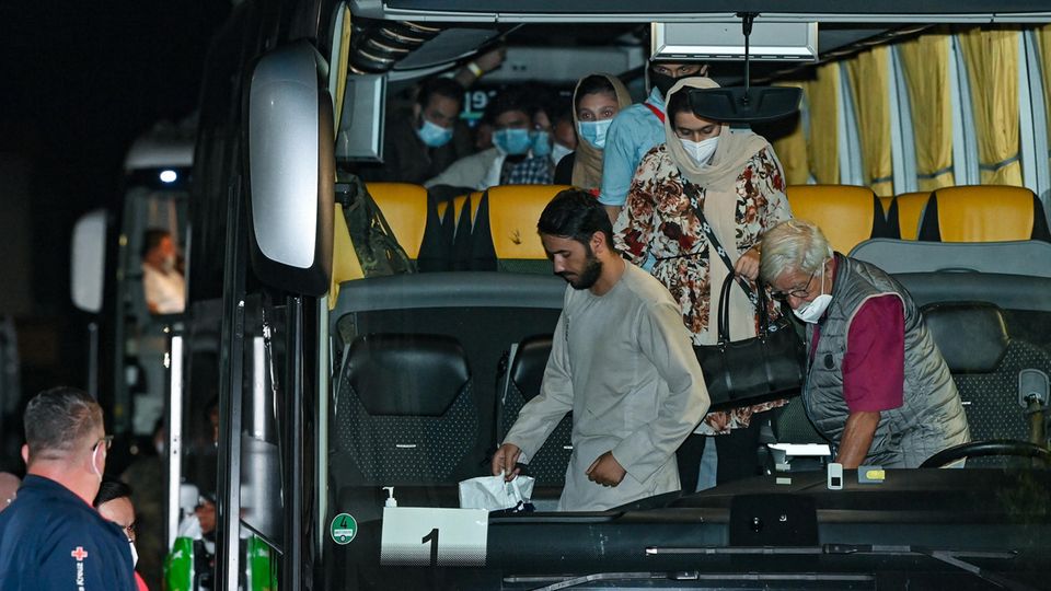Ortskräfte aus Afghanistan steigen aus einem Bus aus
