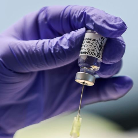 Omikron Impfstoffe Wirksamkeit Antikörper: Eine Spritze mit Impfstoff wird aufgezogen