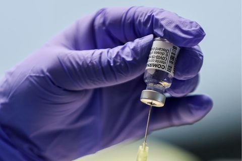 Omikron Impfstoffe Wirksamkeit Antikörper: Eine Spritze mit Impfstoff wird aufgezogen