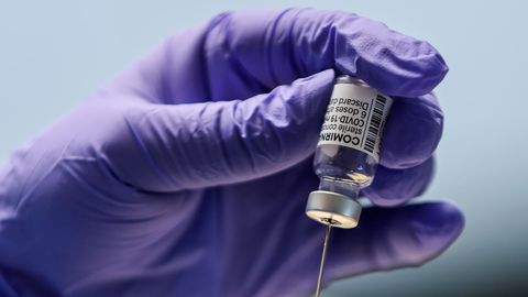 Omikron Impfstoffe Wirksamkeit Antikörper: Eine Spritze mit Impfstoff wird aufgezogen
