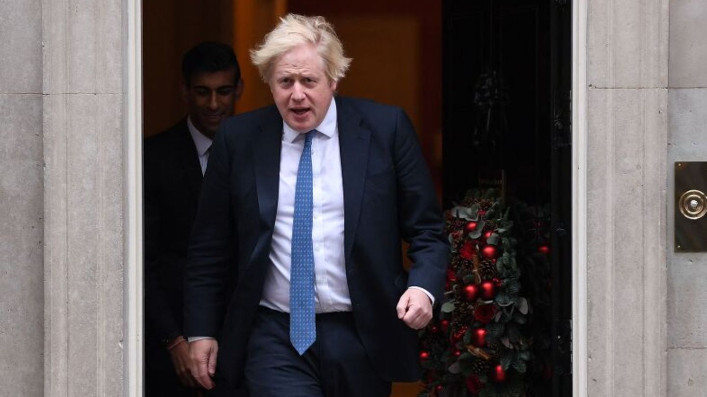 Der britische Premier Boris Johnson verlässt die Downing Street Nummer 10