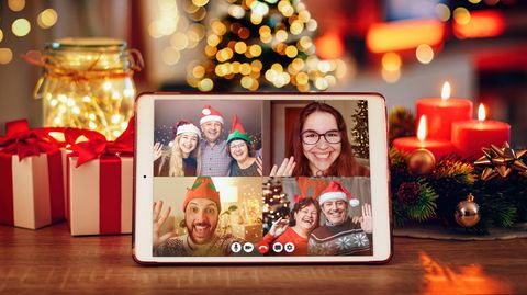 Technik unterm Tannenbaum: Eine Familie macht zu Weihnachten einen Videocall mit einem iPad.