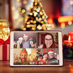 Technik unterm Tannenbaum: Eine Familie macht zu Weihnachten einen Videocall mit einem iPad.