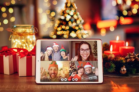 Technik unterm Tannenbaum: Eine Familie macht zu Weihnachten einen Videocall mit einem iPad.