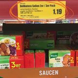 Einige Sorten der bekannten Knorr-Soßen gibt es neuerdings nur noch im 2er statt im 3er Pack. Bei gleichen Packungsgrößen und unverändertem Preis fehlt somit ein Drittel des Inhalts. Hersteller Unilever begründet die Umstellung mit "veränderten Konsumentenwünschen" und einer "Modernisierung des Designs". Doch diese Erklärung bringt die Verbraucherzentrale erst recht auf Zinne. "Warum man sich wünschen sollte, dass ein lang haltbares Fertigsoßenpulver lieber in 2er- als in 3er-Packs verkauft werden sollte, erschließt sich uns nicht ganz", schreiben die Verbraucherschützer. "Wir haben auf jeden Fall jede Menge Beschwerden von Verbraucherinnen und Verbrauchern erhalten, die sich hinters Licht geführt fühlen und lieber weiterhin 3er-Packs kaufen würden." (Dezember 2021)