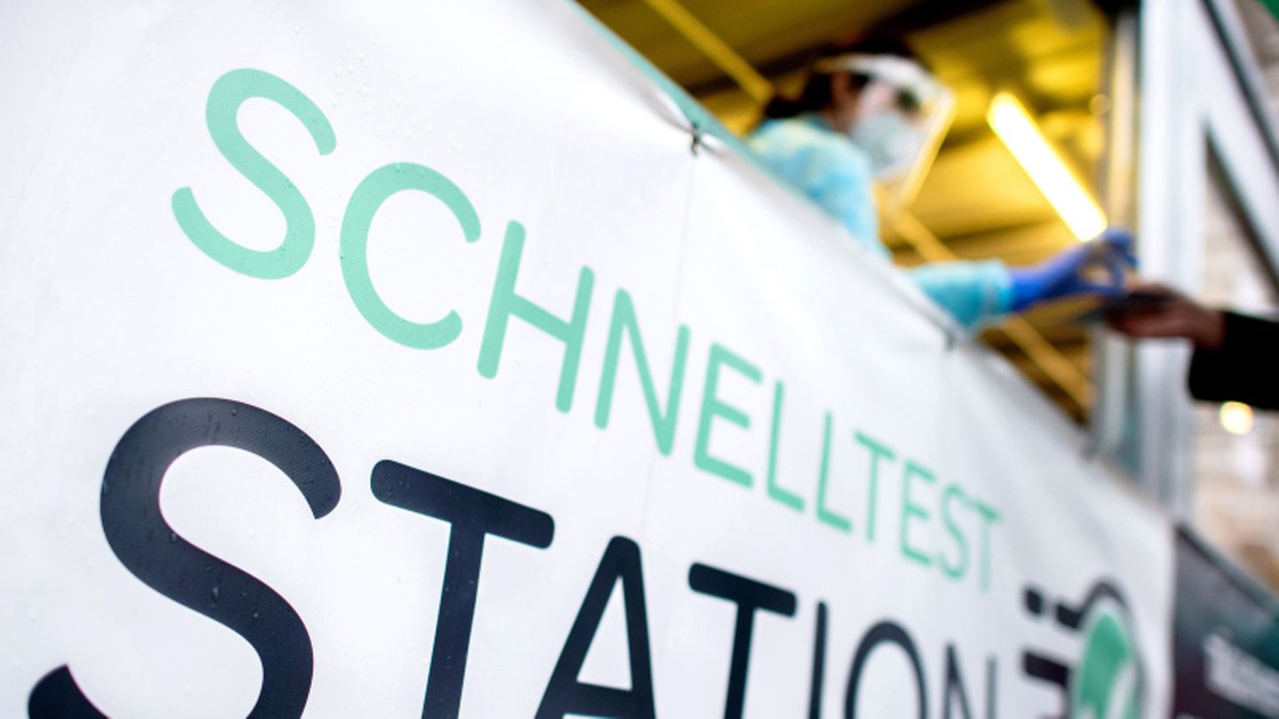 Die Aufschrift ·Schnelltest Station· steht am Container einer Teststation in der Innenstadt