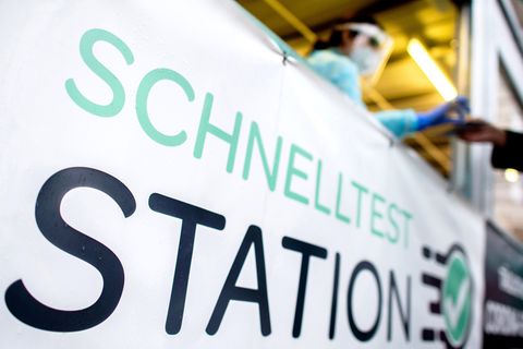 Die Aufschrift ·Schnelltest Station· steht am Container einer Teststation in der Innenstadt