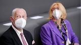 Gerhard Scholz, Vater von Olaf Scholz, und Christel Scholz, Mutter von Olaf Scholz, sitzen vor der Kanzlerwahl auf der Tribüne