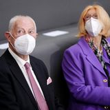 Gerhard Scholz, Vater von Olaf Scholz, und Christel Scholz, Mutter von Olaf Scholz, sitzen vor der Kanzlerwahl auf der Tribüne