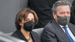 Britta Ernst, Ehefrau von Olaf Scholz, sitzt neben Gerhard Schröder (SPD)