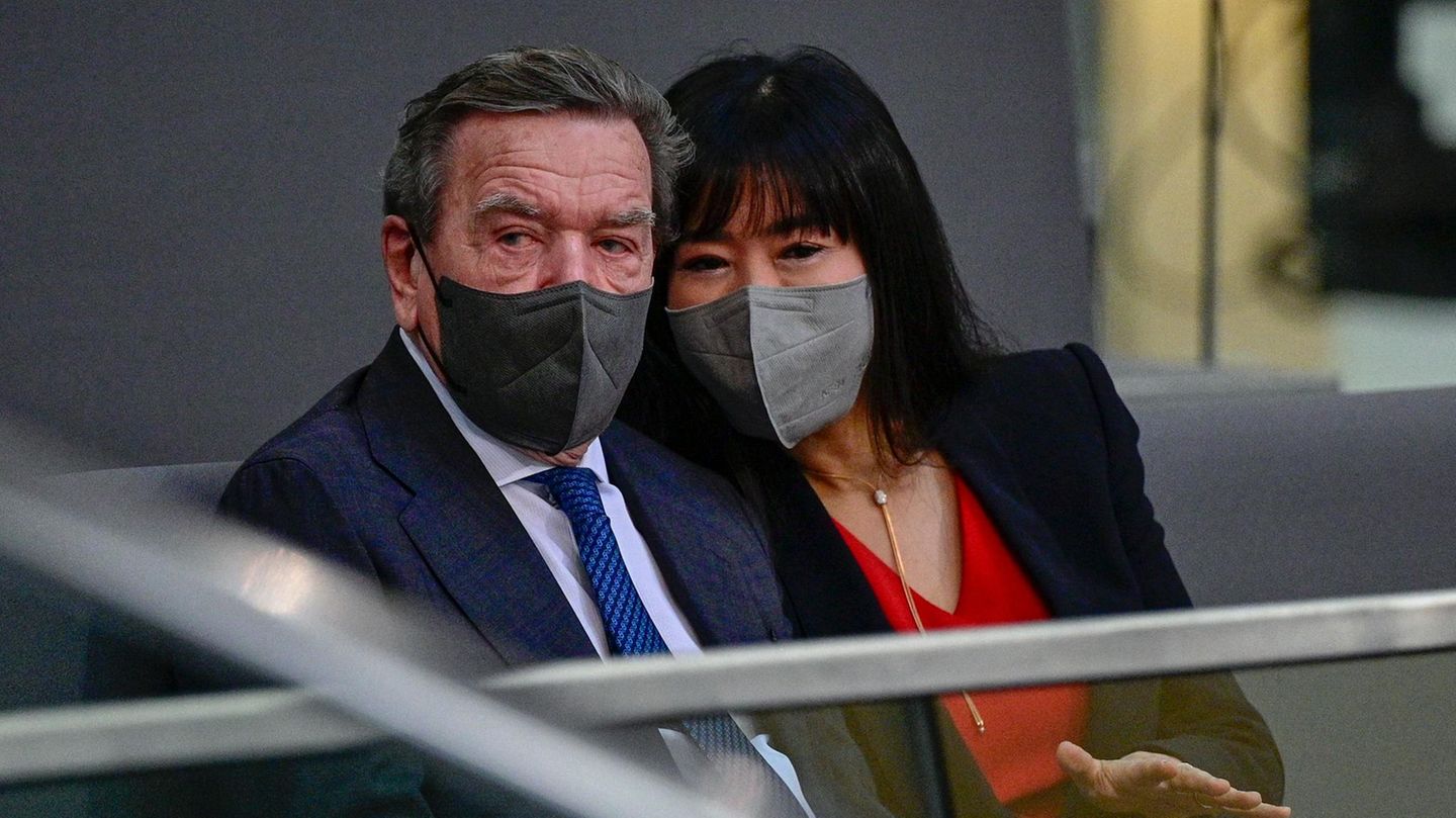 Neben Altkanzler Schröder – Scholz-Vorgänger und dritter SPD-Kanzler – sitzt seine Ehefrau Schroeder-Kim So-yeon.