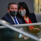 Neben Altkanzler Schröder – Scholz-Vorgänger und dritter SPD-Kanzler – sitzt seine Ehefrau Schroeder-Kim So-yeon.