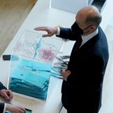 Olaf Scholz (r, SPD) gibt seine Stimme bei der Kanzlerwahl ab