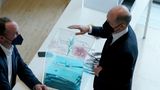 Olaf Scholz (r, SPD) gibt seine Stimme bei der Kanzlerwahl ab