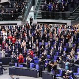 Applaus und stehende Ovationen für den neuen Bundeskanzler Olaf Scholz, der den Abgeordneten zuwinkt