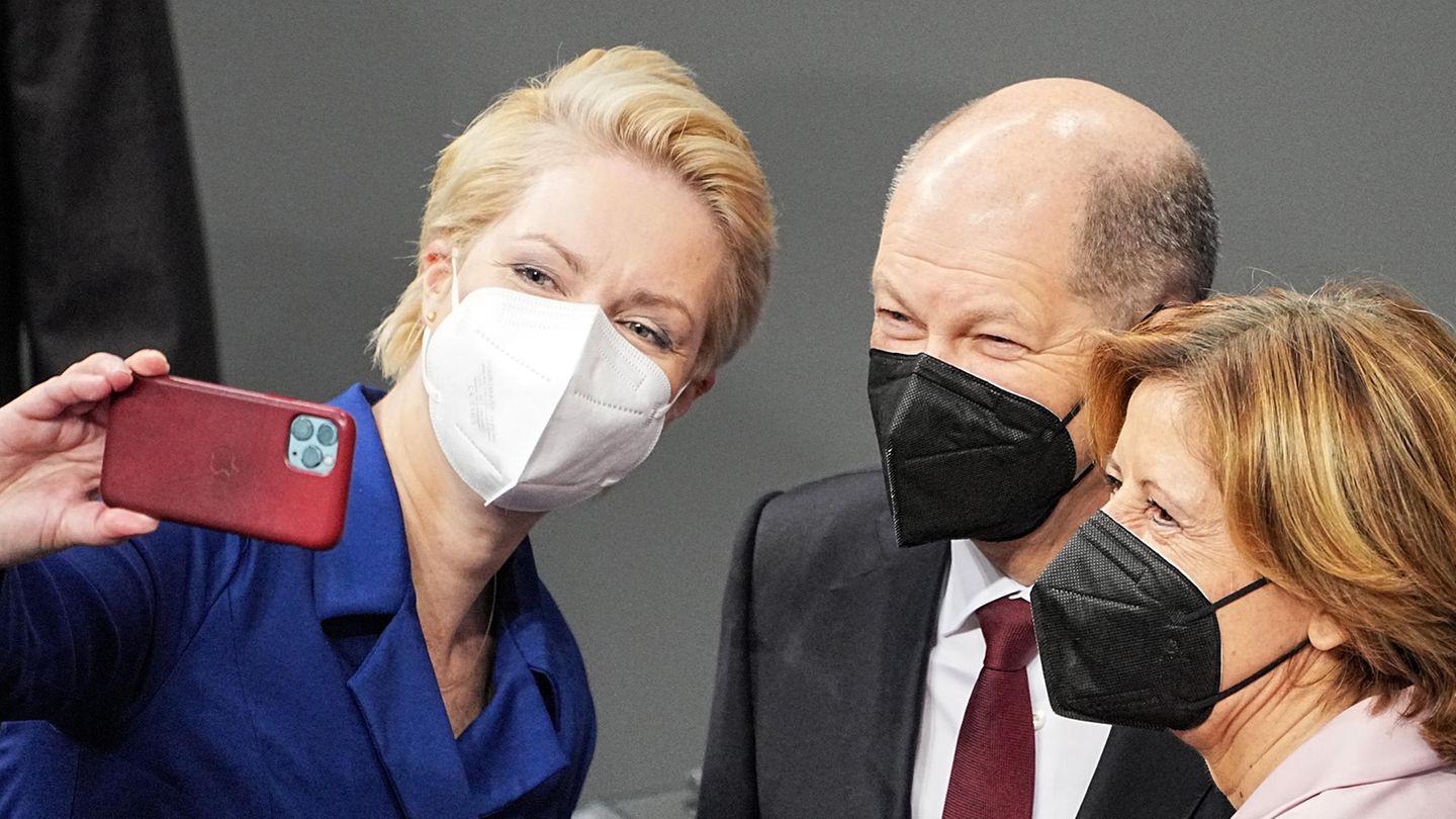 Manuela Schwesig macht ein Selfie mit Olaf Scholz und Malu Dreyer Manuela Schwesig macht ein Selfie mit Olaf Scholz und Malu Dreyer