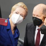 Manuela Schwesig macht ein Selfie mit Olaf Scholz und Malu Dreyer