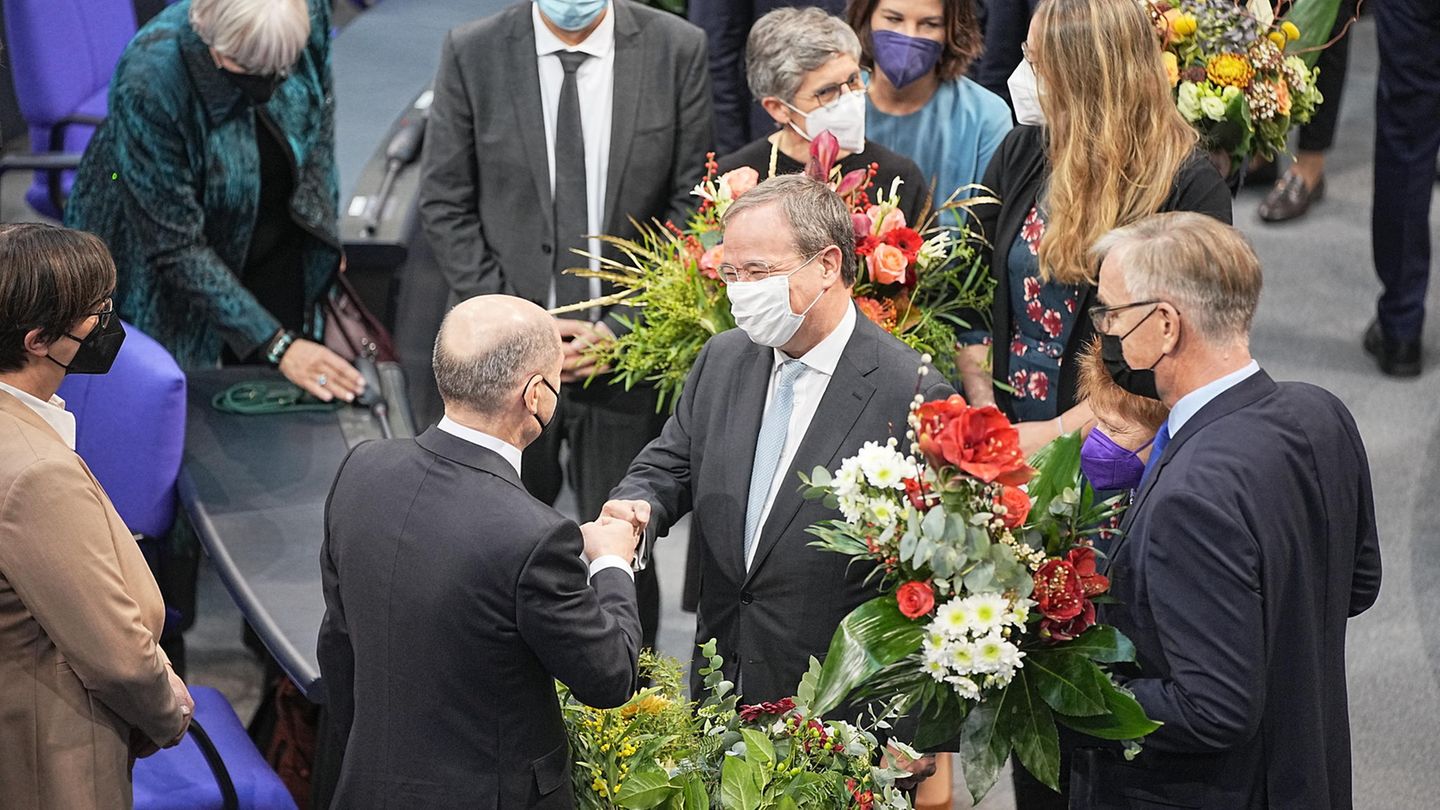 Armin Laschet, der als Kanzlerkandidat für die CDU angetreten ist, gratuliert Olaf Scholz zur Wahl Armin Laschet, der als Kanzlerkandidat für die CDU angetreten ist, gratuliert Olaf Scholz zur Wahl