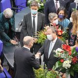 Armin Laschet, der als Kanzlerkandidat für die CDU angetreten ist, gratuliert Olaf Scholz zur Wahl