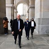 Angela Merkel auf ihrem letzten Gang aus dem Bundestag