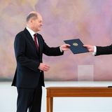 Frank-Walter Steinmeier überreicht Olaf Scholz die Ernennungsurkunde zum Bundeskanzler. 