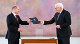 Frank-Walter Steinmeier überreicht Olaf Scholz die Ernennungsurkunde zum Bundeskanzler. 