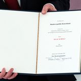 Und so sieht sie aus, die Ernennungsurkunde von Olaf Scholz