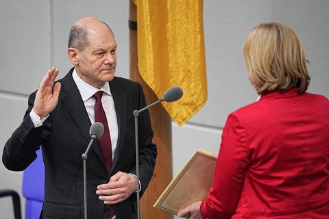 Der neu gewählte Bundeskanzler Olaf Scholz (SPD) legt im Bundestag den Amtseid für seine erste Amtszeit ab
