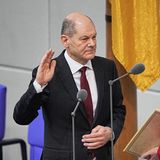 Der neu gewählte Bundeskanzler Olaf Scholz (SPD) legt im Bundestag den Amtseid für seine erste Amtszeit ab