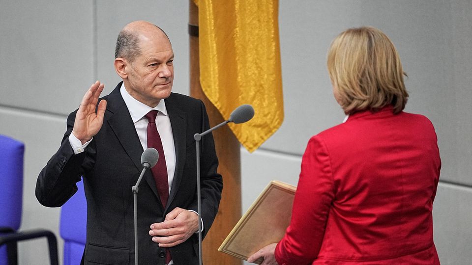 Der neu gewählte Bundeskanzler Olaf Scholz (SPD) legt im Bundestag den Amtseid für seine erste Amtszeit ab