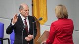 Der neu gewählte Bundeskanzler Olaf Scholz (SPD) legt im Bundestag den Amtseid für seine erste Amtszeit ab